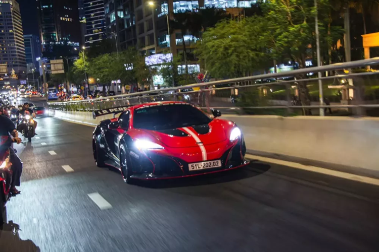 Động cơ trên siêu xe McLaren GT sẽ đi kèm với hộp số ly hợp kép 7 cấp, nhờ đó, mẫu siêu xe Grand Tourer của hãng xe McLaren có thể hoàn thành việc tăng tốc từ vị trí xuất phát lên 100 km/h chỉ trong thời gian 3,2 giây trước khi đạt tốc độ tối đa là 326 km/h.