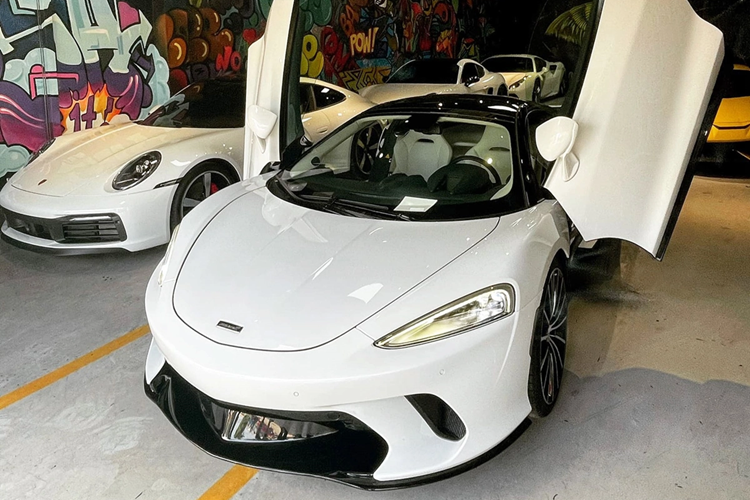 Động cơ kết hợp cùng hộp số tự động ly hợp kép 7 cấp và hệ dẫn động cầu sau, nhờ đó, siêu xe mui trần McLaren 650S Spider chỉ mất thời gian 3 giây là có thể tăng tốc từ vị trí xuất phát lên 100 km/h trước khi đạt vận tốc tối đa 328 km/h.