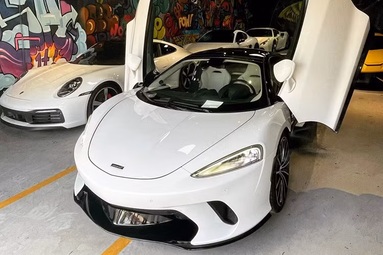 Động cơ kết hợp cùng hộp số tự động ly hợp kép 7 cấp và hệ dẫn động cầu sau, nhờ đó, siêu xe mui trần McLaren 650S Spider chỉ mất thời gian 3 giây là có thể tăng tốc từ vị trí xuất phát lên 100 km/h trước khi đạt vận tốc tối đa 328 km/h.