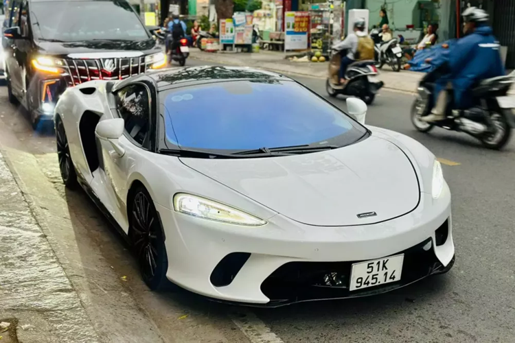 Còn chiếc siêu xe McLaren 650S Spider độ Liberty Walk và McLaren 720S độ body kit N-Largo của hãng Novitec thì cũng đã quá quen thuộc với giới mê xe. McLaren 650S Spider được trang bị động cơ V8, tăng áp kép, dung tích 3,8 lít, sản sinh công suất tối đa 641 mã lực.