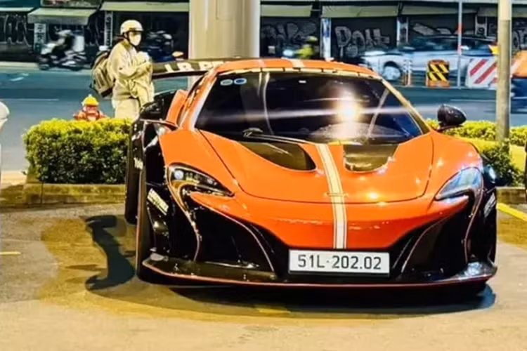 Đồng hồ công tơ mét của xe chỉ gần 3.000 km. Ngoài chiếc siêu xe McLaren GT này ra, thị trường Việt Nam còn ghi nhận có 1 xe khác mang màu cam, được nhập khẩu chính hãng.