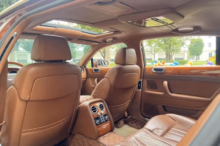 Do đã sử dụng trong thời gian dài, ghế ngồi đã xuất hiện nhiều nếp nhăn khá sâu. Bên dưới nắp ca-pô của chiếc Bentley Flying Spur đời 2007 này là khối động cơ V12, dung tích 6.0 lít, công suất 616 mã lực và mô-men xoắn 800 Nm.