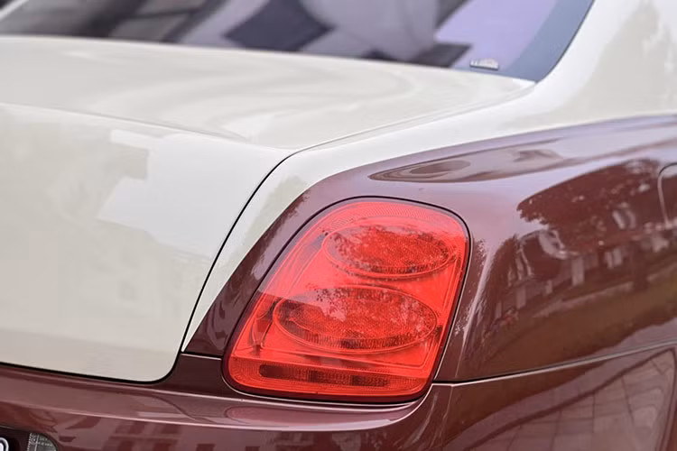 Hiện tại, giá xe Bentley Flying Spur 2007 đang được chào bán với giá hơn 1 tỷ đồng. Như vậy, chiếc sedan siêu sang này có giá bán còn thấp hơn nhiều mẫu sedan phổ thông cỡ D như Honda Accord (1,32 tỷ đồng) hay Toyota Camry bản 2.5Q (1,37 tỷ đồng).