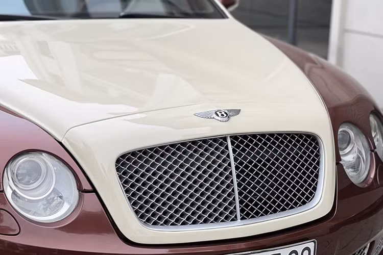 Theo thông tin được người bán đăng tải trên một hội nhóm xe cũ, chiếc Bentley Flying Spur này có số VIN 2007, đăng ký lần đầu năm 2012 và đồng hồ công-tơ-mét của xe hiển thị ở mức hơn 96.500 km.