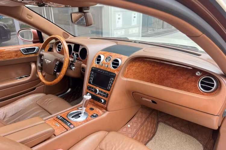 Mặc dù đã có tuổi đời lên đến 17 năm, tuy nhiên, chiếc Bentley Flying Spur này vẫn sở hữu nước sơn khá bóng bẩy. Ở phía trong, nội thất xe có tông màu nâu chủ đạo với các chi tiết bọc da cao cấp và ốp gỗ.