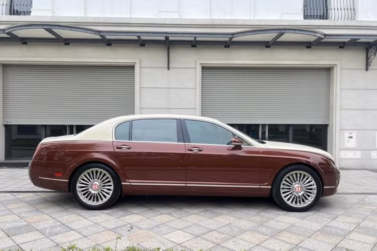 Mới đây, một chiếc Bentley Flying Spur đời 2007 đã thu hút sự chú ý khi được rao bán với mức giá chỉ ngang ngửa một chiếc xe sedan cỡ D phổ thông như Toyota Camry.