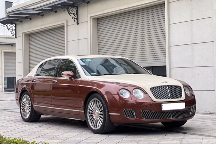 Với mức giá bán chính hãng khoảng 20 tỷ đồng, Bentley Flying Spur siêu sang không phải là mẫu xe dễ tiếp cận đối với đại đa số người dùng phổ thông. Tuy nhiên, nếu tham khảo thị trường xe đã qua sử dụng, nhiều khách hàng có thể tìm được những chiếc Flying Spur có mức giá rẻ đến bất ngờ.