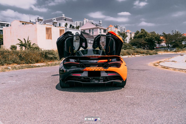 Xe có thể tăng tốc từ vị trí đứng yên lên 100 km/h chỉ tốn 2,8 giây và đạt vận tốc tối đa ở mức 340 km/h. Khi mới về Việt Nam, mức giá xe McLaren 720S không dưới 202 tỷ đồng.