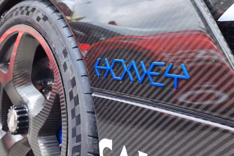 Khi quét logo "Honey" ở đuôi xe, điện thoại sẽ tự động mở ra một đoạn video ngắn ghi lại cảnh nhà sáng lập thương hiệu Christian von Koenigsegg giới thiệu về chiếc xe, cùng với bản nhạc "Honey" do Sebastian von Koenigsegg - con trai ông, tự sáng tác.