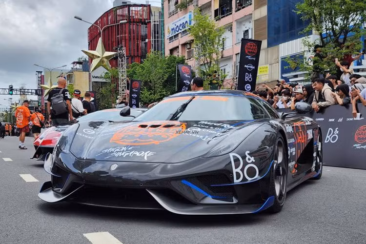 Koenigsegg Regera không được trang bị hộp số truyền thống. Cơ cấu chuyển số trên xe dựa theo cấu trúc truyền động trực tiếp có tên gọi Direct Drive giúp giảm 50% năng lượng bị thất thoát so với các loại hộp số thông thường.