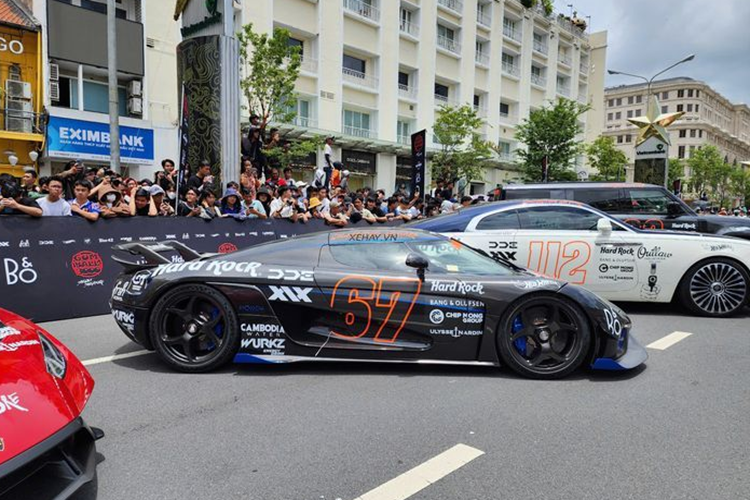 Koenigsegg Regera của Dan Kang có thiết kế vô cùng ấn tượng và nổi bật với cửa mở 180 độ đặc trưng, đây cũng chính là chi tiết khiến Regera không thể bị nhầm lẫn với các siêu xe thể thao khác.