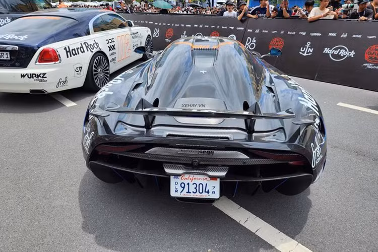 Cung cấp sức mạnh cho Koenigsegg Regera là động cơ V8, dung tích 5.0L tăng áp kép, sản sinh công suất 1.100 mã lực. Kết hợp với đó là 3 mô-tơ điện, đưa tổng công suất của xe lên 1.500 mã lực. Nhờ đó, xe có thể tăng tốc lên 100 km/h trong 2,8 giây, tốc độ tối đa lên đến 400 km/h.