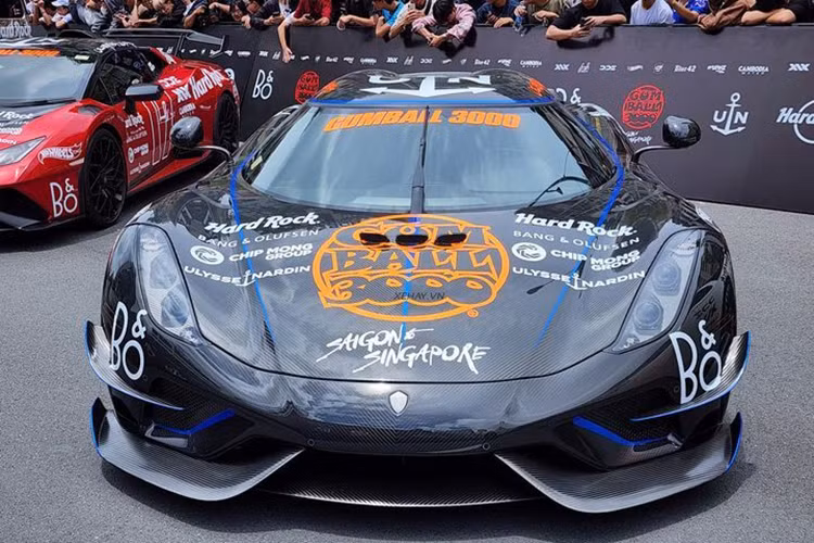 Đặc biệt, chiếc Koenigsegg Regera triệu đô của đại gia Mỹ còn được trang bị thêm gói Ghost Package, nhờ đó xe có thêm cản va trước, 2 bên đầu xe có vây cá carbon rất hầm hố. Ngoài ra, Koenigsegg Regera "Honey" còn là chiếc xe đầu tiên trên toàn cầu sở hữu NFT.