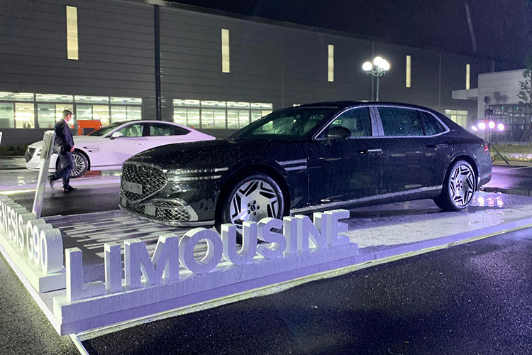 Genesis G90 được xem là một đối thủ đáng gờm khi đặt lên bàn cân với các mẫu xe sang của Đức. Đặc biệt, việc thương hiệu Genesis chưa có kế hoạch mở bán rộng rãi tại Việt Nam nên việc sở hữu một chiếc G90 sẽ trở nên khác biệt với số đông mỗi khi xuất hiện. 