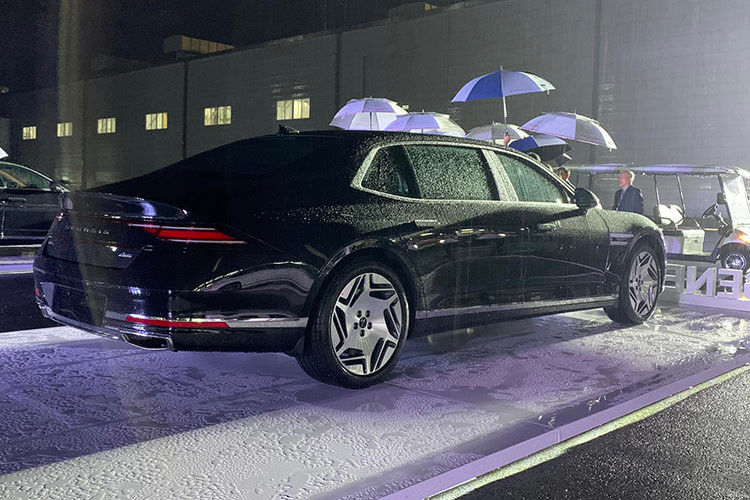 Về trang bị an toàn, khả năng cao G90 tại Việt Nam vẫn sở hữu các trang bị tiện ích giống bản phân phối tại thị trường quốc tế như: ga tự động thích ứng, hỗ trợ giữ làn đường, cảnh báo tiền va chạm, hỗ trợ phanh khẩn cấp,...