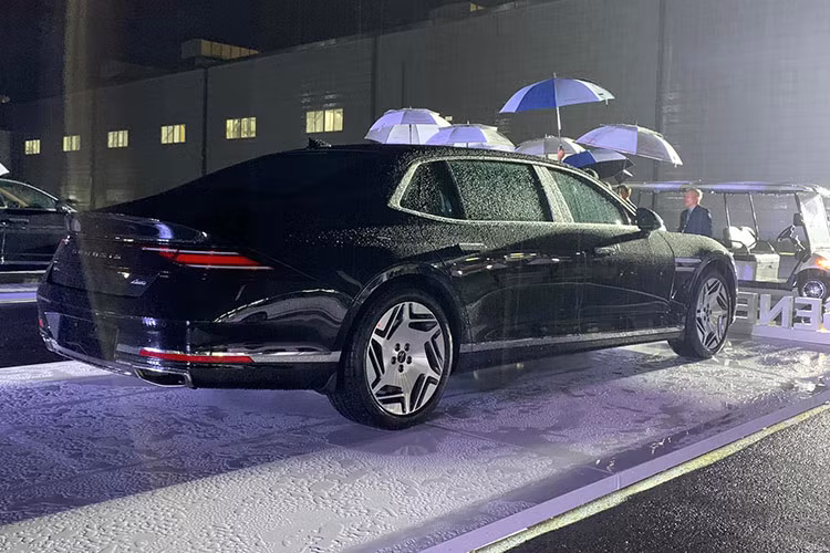 Về trang bị an toàn, khả năng cao G90 tại Việt Nam vẫn sở hữu các trang bị tiện ích giống bản phân phối tại thị trường quốc tế như: ga tự động thích ứng, hỗ trợ giữ làn đường, cảnh báo tiền va chạm, hỗ trợ phanh khẩn cấp,...