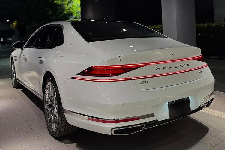 Tại thị trường Việt Nam, mức giá xe Genesis G90 2024 được đại lý công bố ở mức 7,5 tỷ đồng (chưa bao gồm chi phí ra biển số). Mức giá này khá gần với Mercedes-Maybach S450 4Matic (8,199 tỷ đồng) hay "nhỉnh" hơn BMW i7 xDrive60 Pure Excellence (bản thuần điện của 7-Series) là 7,199 tỷ đồng.