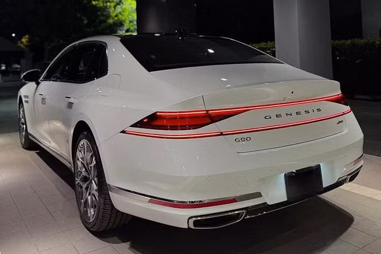 Tại thị trường Việt Nam, mức giá xe Genesis G90 2024 được đại lý công bố ở mức 7,5 tỷ đồng (chưa bao gồm chi phí ra biển số). Mức giá này khá gần với Mercedes-Maybach S450 4Matic (8,199 tỷ đồng) hay "nhỉnh" hơn BMW i7 xDrive60 Pure Excellence (bản thuần điện của 7-Series) là 7,199 tỷ đồng.