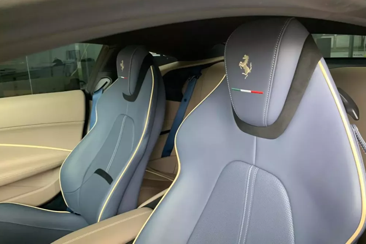 Phối màu nội thất của xe Ferrari Roma mới được đại gia Đắk Lắk mua về đó chính là xanh dương và trắng cùng sọc đỏ rất đẹp mắt.