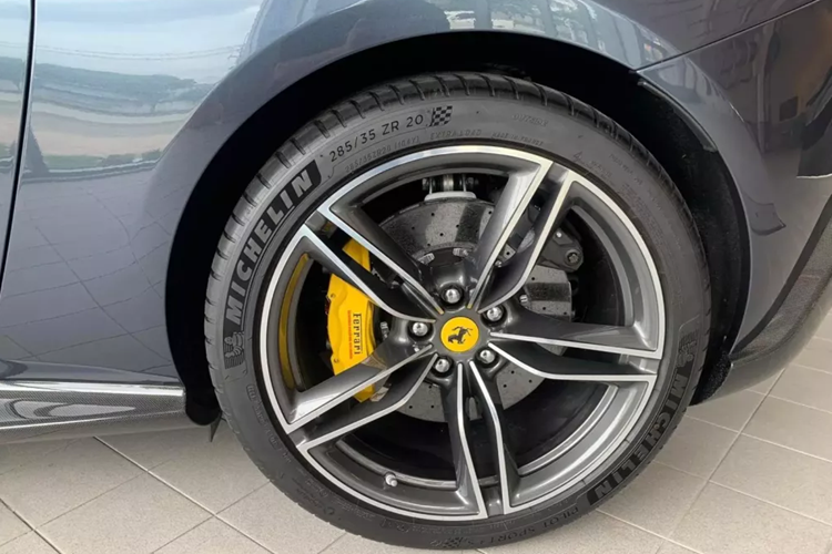 Ferrari Roma đã được giới thiệu vào cuối tháng 11/2019, đây là chiếc Coupe 2+2 hoàn toàn mới được ra mắt trong một sự kiện diễn ra ở Roma, Ý với mang thiết kế cổ điển của những năm 1950 và 1960 được hãng siêu xe Ý gọi là “La Dolce Vita”.