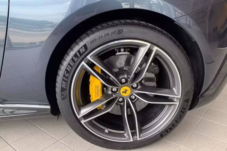 Ferrari Roma đã được giới thiệu vào cuối tháng 11/2019, đây là chiếc Coupe 2+2 hoàn toàn mới được ra mắt trong một sự kiện diễn ra ở Roma, Ý với mang thiết kế cổ điển của những năm 1950 và 1960 được hãng siêu xe Ý gọi là “La Dolce Vita”.