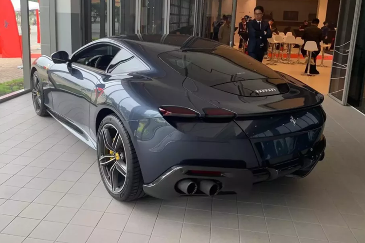 Những trang bị này cho phép chiếc siêu xe 4 chỗ ngồi Ferrari Roma dù có cân nặng gần 1,5 tấn vẫn có thể tăng tốc từ vị trí xuất phát lên 100 km/h chỉ trong thời gian 3,4 giây, thêm 5,9 giây để tăng tốc lên 200 km/h, trước khi đạt tốc độ tối đa hơn 320 km/h. Mức giá xe Ferrari Roma khi mới về Việt Nam bán ra từ 20 tỷ đồng.