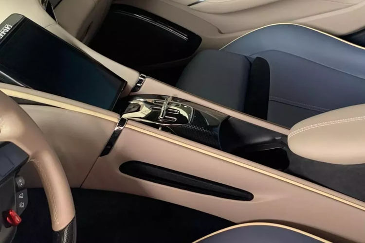 Hãng siêu xe Ý trang bị cho chiếc xe 4 chỗ ngồi Ferrari Roma động cơ V8, tăng áp, dung tích 3.9 lít, tạo ra công suất tối đa 620 mã lực và mô-men xoắn cực đại 760 Nm. Chiếc Coupe 2+2 mới nhất của hãng siêu xe Ferrari được kết nối với hộp số ly hợp kép 8 cấp và chìa khóa vuông vức tương tự như Ferrari SF90 Stradale.