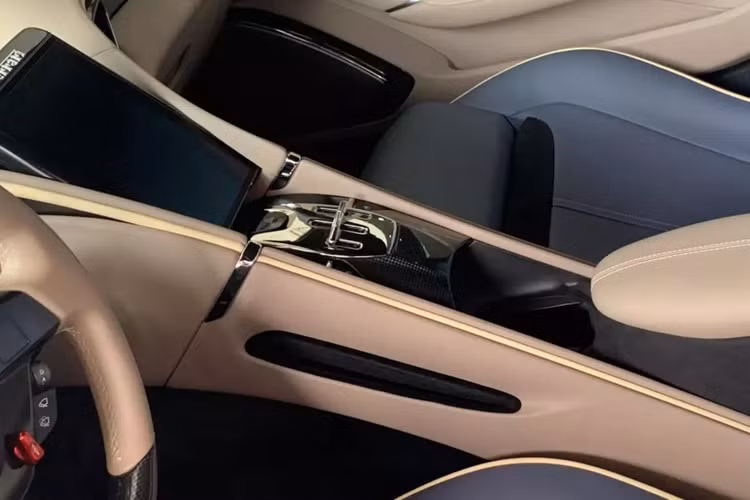 Hãng siêu xe Ý trang bị cho chiếc xe 4 chỗ ngồi Ferrari Roma động cơ V8, tăng áp, dung tích 3.9 lít, tạo ra công suất tối đa 620 mã lực và mô-men xoắn cực đại 760 Nm. Chiếc Coupe 2+2 mới nhất của hãng siêu xe Ferrari được kết nối với hộp số ly hợp kép 8 cấp và chìa khóa vuông vức tương tự như Ferrari SF90 Stradale.