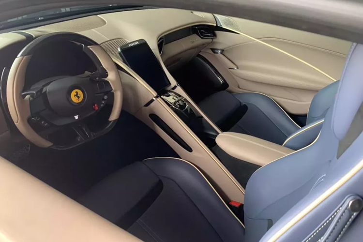 Điểm nhấn của xe nằm ở khoang lái khi có thêm 2 chỗ ngồi cho hàng ghế sau, xe có cụm màn hình giải trí đặt dọc, phía trước mặt người ngồi ghế phụ được trang bị thêm một màn hình giải trí nhưng đây là tùy chọn giống như trên Ferrari Portofino.