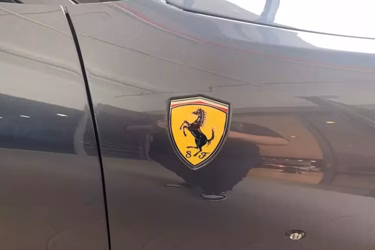 Cứ tưởng là xe sẽ sớm có chủ nhân, tuy nhiên, đúng 2 năm sau, chiếc Ferrari Roma màu độc này mới tìm thấy người mua đầu tiên, và đó là 1 doanh nhân đến từ Đắk Lắk. Như vậy, sau 2 năm thổi nến mừng sinh nhật trong showroom của đại lý chính hãng, chiếc xe này đã có người mua.