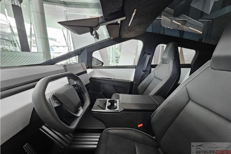 Xe còn được trang bị kết cấu khung sườn lộ thiên EXOSKELETON, có khả năng chống ăn mòn, trầy xước, chống đạn và va đập. Cửa kính có thể chịu tác động của một trái banh bay với vận tốc 130 km/h.