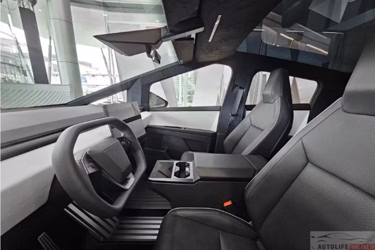 Xe còn được trang bị kết cấu khung sườn lộ thiên EXOSKELETON, có khả năng chống ăn mòn, trầy xước, chống đạn và va đập. Cửa kính có thể chịu tác động của một trái banh bay với vận tốc 130 km/h.