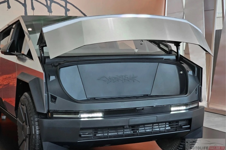 Chiếc xe tải được làm bằng thép không gỉ sáng bóng và được tạo hình thành những mặt phẳng, một phần được lấy cảm hứng từ chiếc ô tô biến thành tàu ngầm trong bộ phim năm 1977 của tài tử James Bond - "The Spy Who Loved Me".