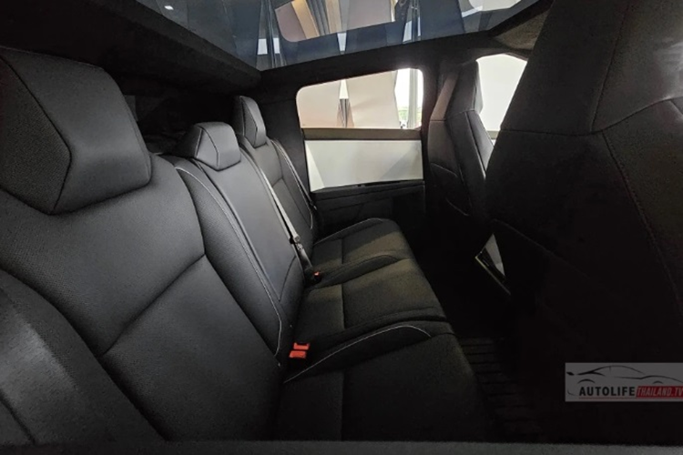 Lô xe Tesla Cybertruck Foundation Series được trang bị bộ mâm có kích thước 20 inch, cùng lốp địa hình 35 inch. Xe còn được trang bị hệ thống treo khí nén tiêu chuẩn, tăng cường khả năng vận hành trên mọi địa hình.