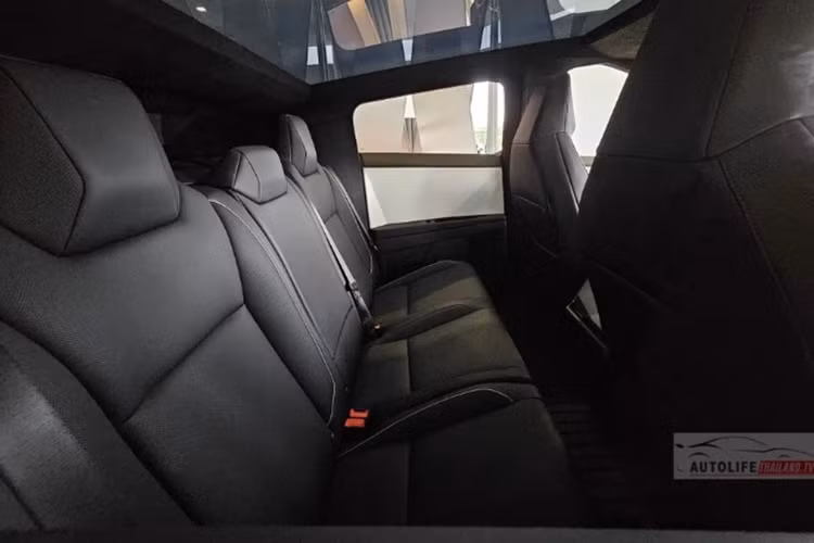 Lô xe Tesla Cybertruck Foundation Series được trang bị bộ mâm có kích thước 20 inch, cùng lốp địa hình 35 inch. Xe còn được trang bị hệ thống treo khí nén tiêu chuẩn, tăng cường khả năng vận hành trên mọi địa hình.