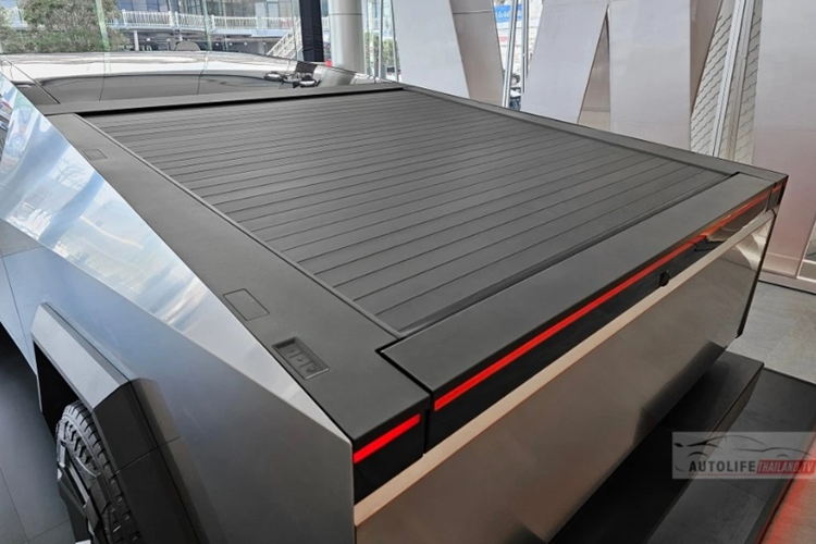 Về nội thất, khoang cabin của phiên bản Foundation Series có tông màu trắng chủ đạo, đi kèm gói trang bị nội thất All-Weather.