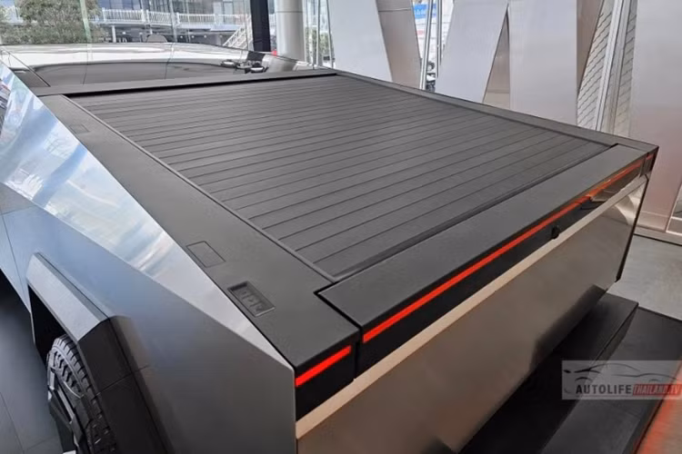 Về nội thất, khoang cabin của phiên bản Foundation Series có tông màu trắng chủ đạo, đi kèm gói trang bị nội thất All-Weather.