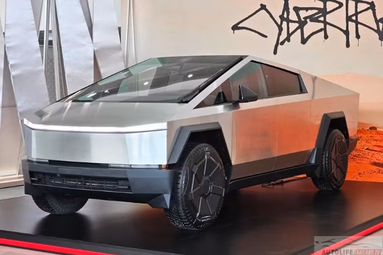 Theo đó, tại thị trường Mỹ, Tesla Cybertruck 2024 mới sẽ có ba cấu hình: dẫn động cầu sau, Cyberbeast hai động cơ và Cyberbeast ba động cơ.