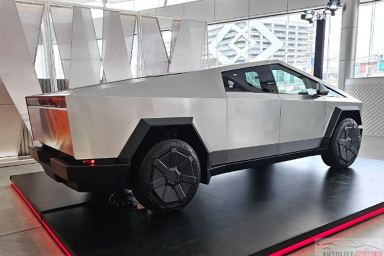 Mức giá xe Tesla Cybertruck Cyberbeast khoảng 99.990 USD (2,43 tỷ đồng) tại thị trường Mỹ. Hiện xe đang được trưng bày tại triển lãm Tesla Center Ramkhamhaeng ở Bangkok, Thái Lan chứ hãng chưa có kế hoạch phân phối chính thức xe ở quốc gia này.