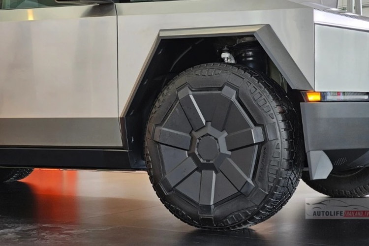 Bên trong xe được thiết kế tối giản hết sức khi loại bỏ các nút bấm vật lý, bảng đồng hồ truyền thống mà thay vào đó chỉ có một màn hình trung tâm 18.5 inch, tích hợp tất cả các chức năng.