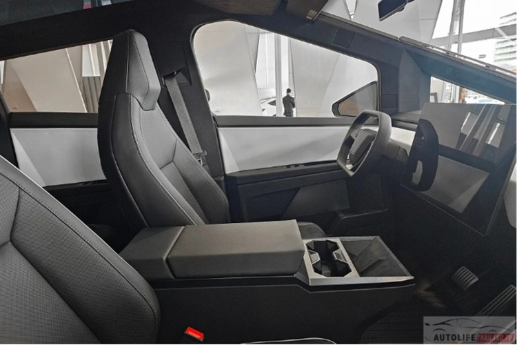 Khác với bản concept, bản thương mại này đã được thay gương chiếu hậu camera bằng một loại gương truyền thống để phù hợp với thực tế hơn.