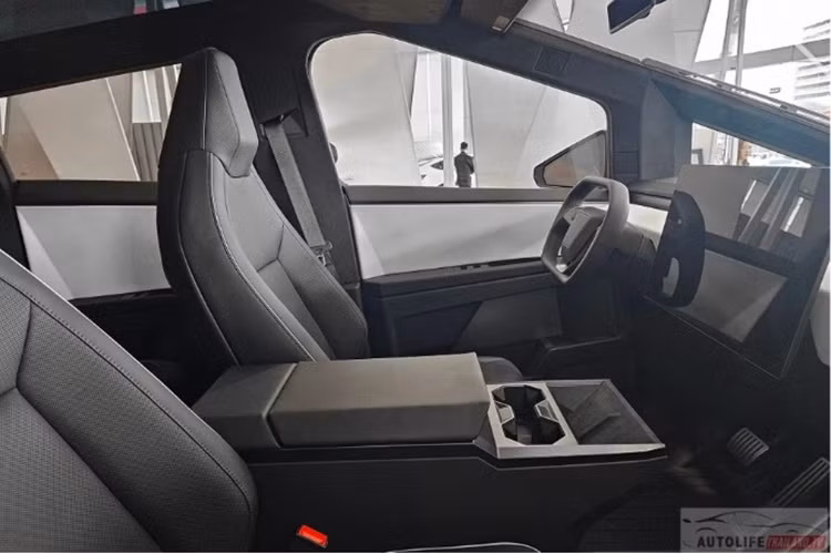 Khác với bản concept, bản thương mại này đã được thay gương chiếu hậu camera bằng một loại gương truyền thống để phù hợp với thực tế hơn.