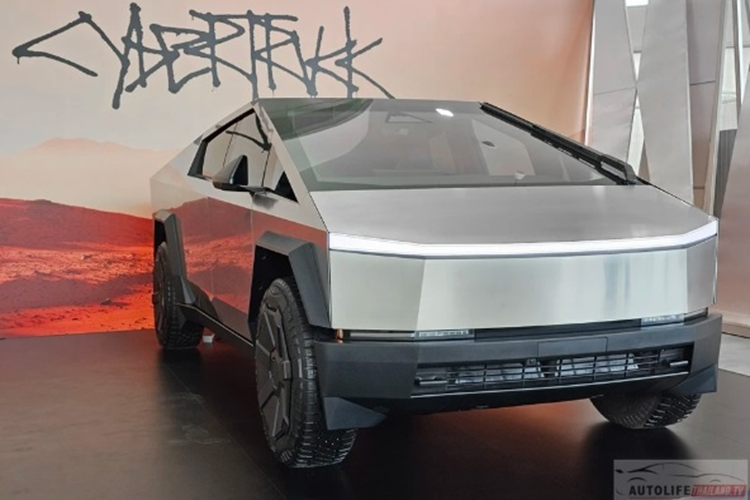 Chiếc xe xuất hiện tại Đông Nam Á lần này là phiên bản Tesla Cybertruck Cyberbeast AWD cao cấp nhất. Xe có thiết kế tay lái thuận, được chuyển từ Trung Quốc sang Thái Lan bằng đường hàng không.