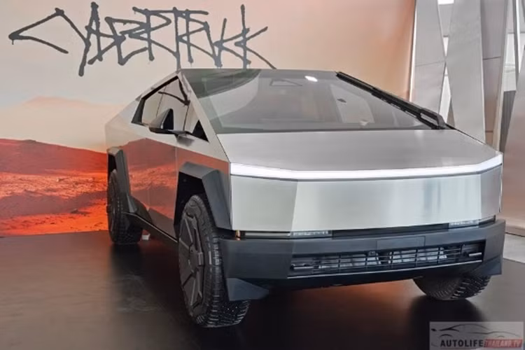 Chiếc xe xuất hiện tại Đông Nam Á lần này là phiên bản Tesla Cybertruck Cyberbeast AWD cao cấp nhất. Xe có thiết kế tay lái thuận, được chuyển từ Trung Quốc sang Thái Lan bằng đường hàng không.