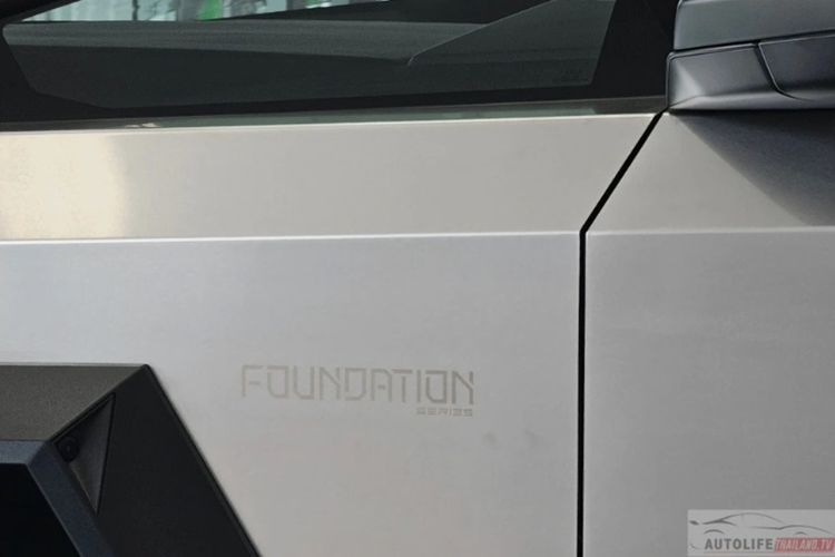 Được biết, chiếc xe xuất hiện tại Đông Nam Á này thuộc lô sản xuất đầu tiên Foundation Series với đầy đủ các trang bị tiện nghi. Bản này còn có dòng chữ Foundation Series được khắc laser trên thân xe.