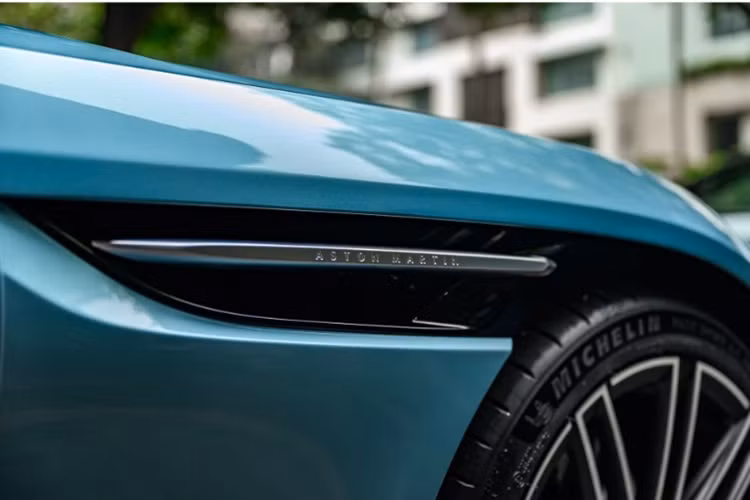 Đi kèm với động cơ này là hộp số 8 cấp tự động của ZF. Nhờ đó, xe có thể tăng tốc từ 0 lên 100 km/h chỉ trong 3,7 giây, trước khi đạt vận tốc tối đa 325 km/h.