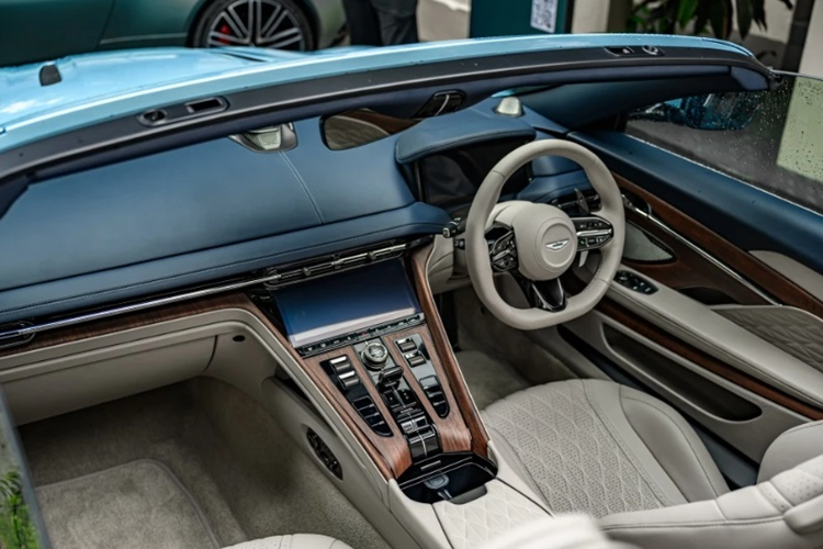 Aston Martin DB12 Volante được trang bị bộ mâm đa chấu kích thước 21 inch tiêu chuẩn kết hợp với bộ lốp Michelin Pilot Sport 5 được thiết kế riêng, đi kèm phanh đĩa kích thước 400 mm phía trước và 360 mm phía sau.