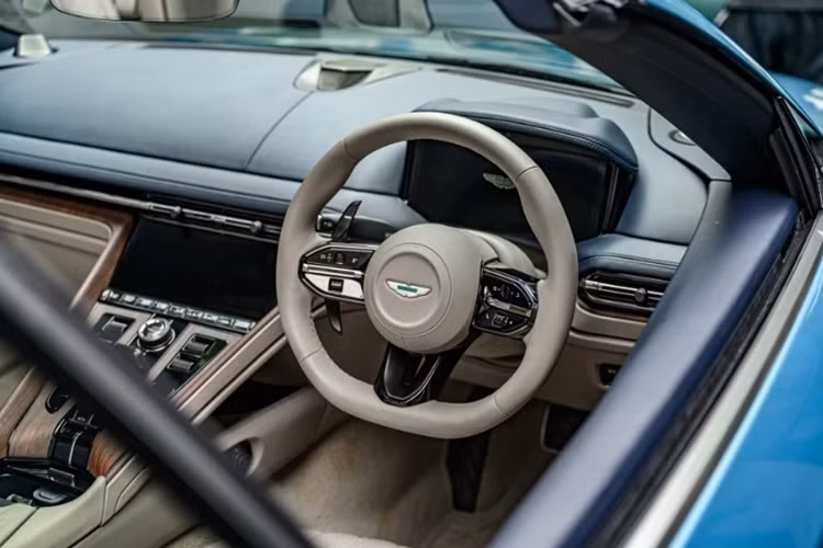 Người dùng có thể sử dụng chìa khóa để mở mui từ xa trong phạm vi bán kính 2 m mà không cần ngồi trong cabin để bấm nút.