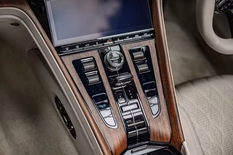 Xe được trang bị màn hình cảm ứng trung tâm kích thước 10,25 inch đặt thấp hơn, sử dụng hệ thống thông tin giải trí mới do Aston Martin phát triển và tương thích với kết nối Android Auto/Apple CarPlay không dây.