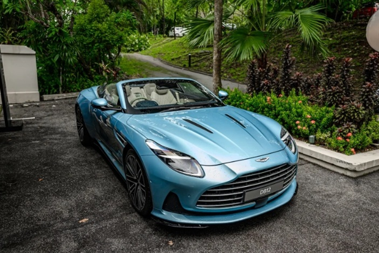 Được biết, phần mui xếp trên siêu xe Aston Martin DB12 Volante 2024 được làm bằng vải cao cấp với 8 lớp cách âm và nhiệt. Xe chỉ mất 14 giây để đóng mui và 16 giây để mở ngay cả khi xe đang di chuyển với tốc độ lên đến 50 km/h.